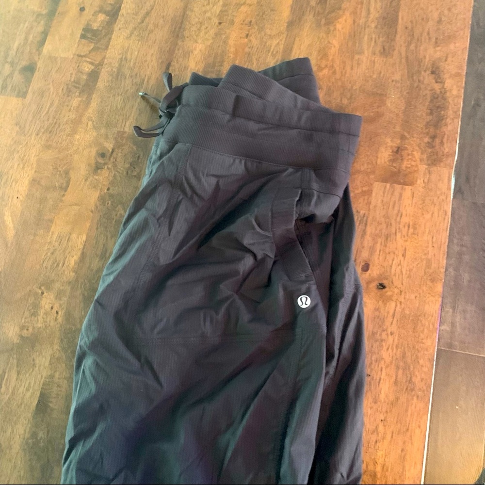 Lululemon dance pants in black